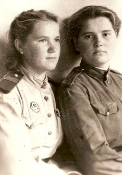 Поветкина Юлия Дмитриевна с однополчанкой. 1944 г.