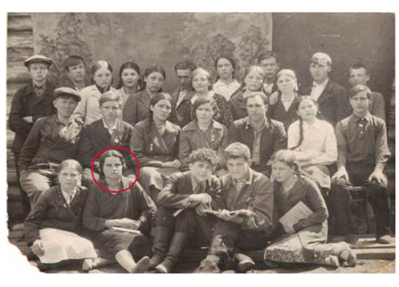 п. Макаракский 17 июня 1941г., 8 класс. Юлия Булах - 3-й ряд вторая слева