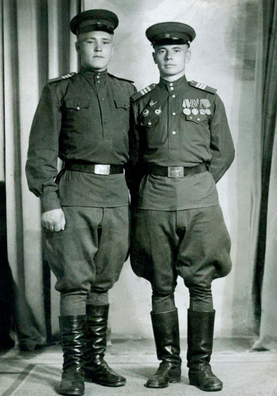 Шуваев Григорий Иванович с однополчанином (справа)