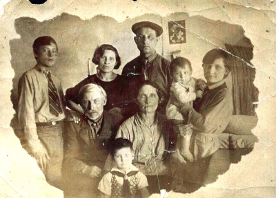 Ковалев Александр, довоенная фотография с семьей. Александр стоит слева