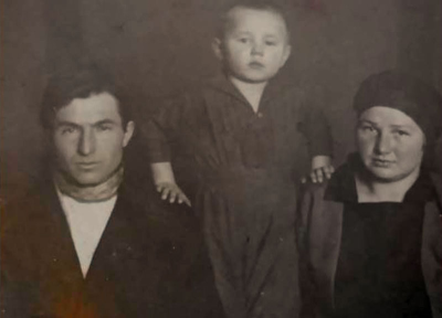 Полев И.Г. с женой Василисой Степановной и сыном Василием, 1930 г.