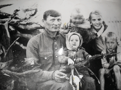 Шитиков Владимир Леонтьевич с детьми, 1946 г.