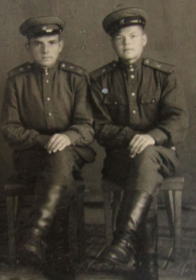 Зворыгин Леонид Михайлович с боевым товарищем. г. Изяслав. 1948 г.