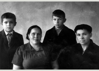 М.И. Зайцев с женой и детьми
