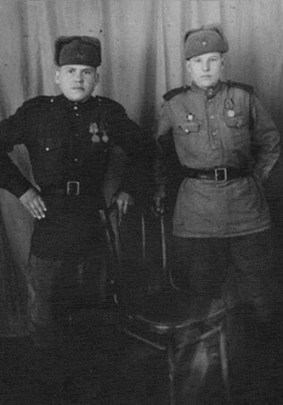 Сивин Борис Николаевич (слева) с фронтовым товарищем
