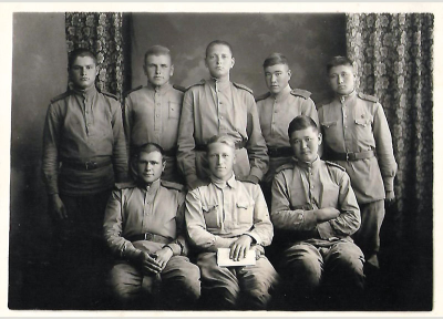 Калашников Н.Е. (в центре)