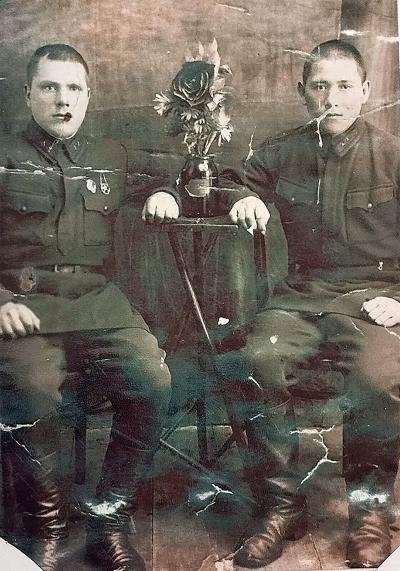 Салихов Гарифулла Шарипович (справа), рядовой, 1940-е годы