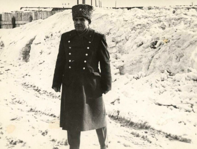 Слюсарь В.В. на территории войсковой части (1975г.)