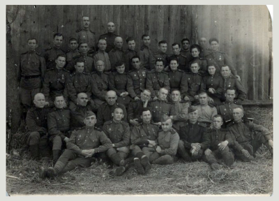 Маликов Василий Никонорович (второй ряд снизу четвертый справа), 1945 год