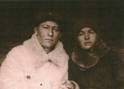 Якатов Фаткислам с женой Мубярякнисой в день призыва в декабре 1941 года