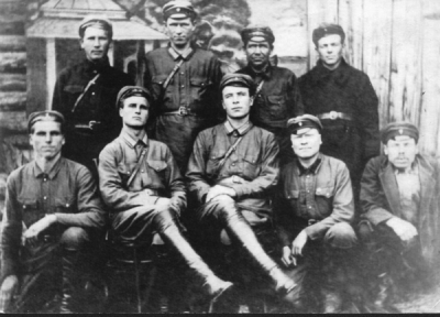 Внизу в центре Степан Чусов &ndash; 1933, село Залесово