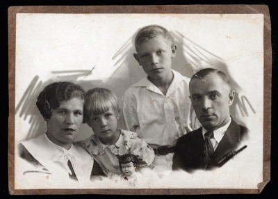 Бобрикова Г.Г. с мужем и детьми 1940 г.