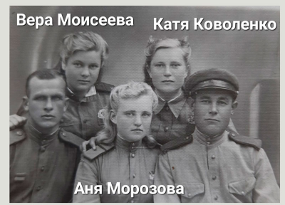 С однополчанами. Верхний ряд, слева