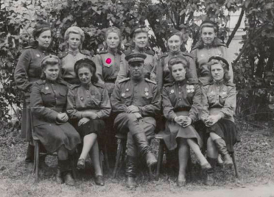 4 августа 1945г. Юлия Булах третья справа в верхнем ряду