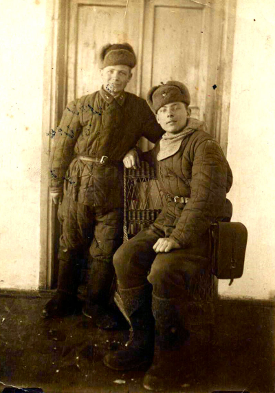 Ковалев Александр справа. 16 февраля 1942 года, перед отправкой на фронт