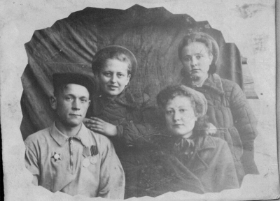 Николай Денисович с семьёй