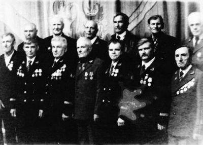 Жеребной Михаил Данилович cреди известных шахтеров &ndash; ветеранов ВОВ (нижний ряд 3-й слева)