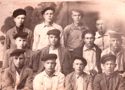 Беськаев Василий Дмитриевич (средний ряд, второй слева)
