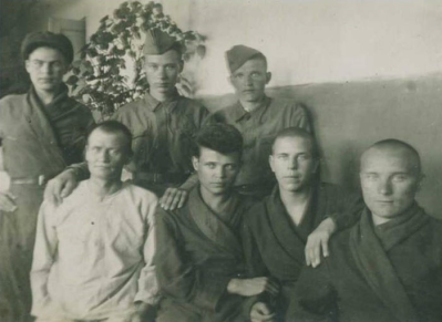 Арышев Петр Андриянович, в нижнем ряду второй справа
