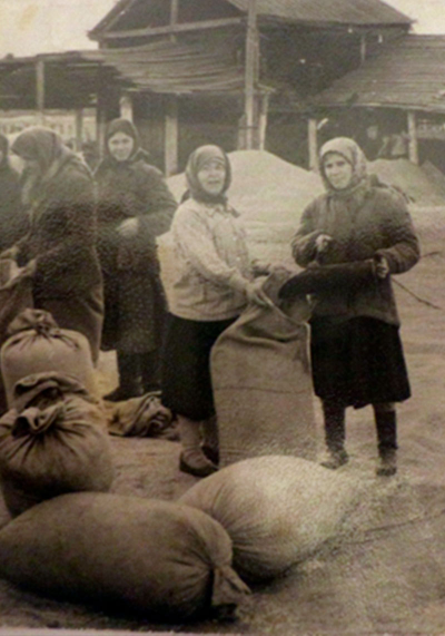 Зайкина Н.И. на зернотоку. 1947 год, (Зайкина Н.И. в белом)
