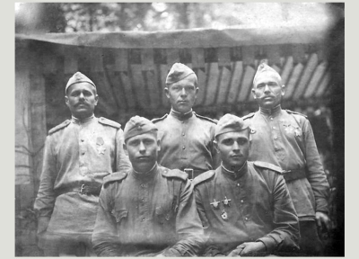 Гузенко П. Н. с однополчанами (в первом ряду слева)