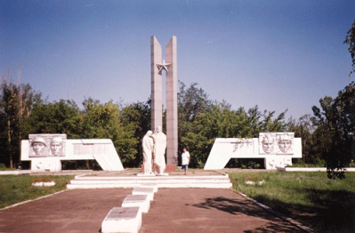 Стела в с. Михайловка Алтайского края (Полынцев Я.И.)