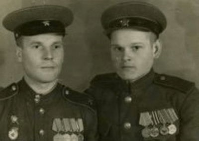 Петенев Василий  с двоюродным братом Петеневым Антоном. Встреча в Потсдаме, февраль 1946 г.