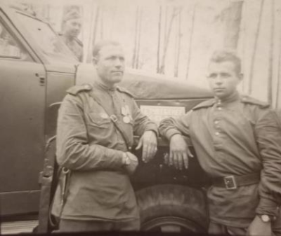 Панков Илья Иванович с однополчанином. 1945 г.