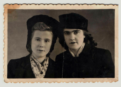 Раиса Ивановна .1952 год (слева)