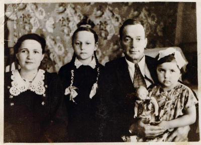 Шепелев Г.А. и Шепелева М.С.  с дочерьми Тамарой и Надеждой (1957г.)