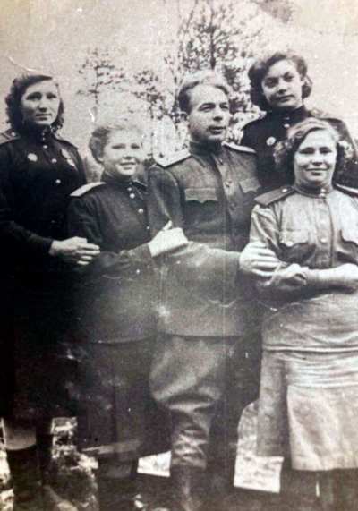 Демченко Анна Михайловна в годы войны, Анна Михайловна крайняя слева.