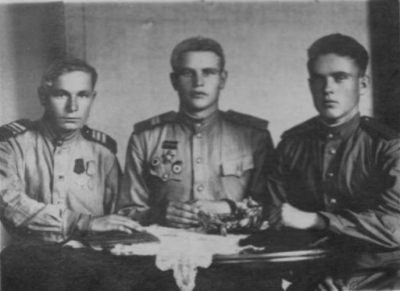 В кругу однополчан (в центре)
