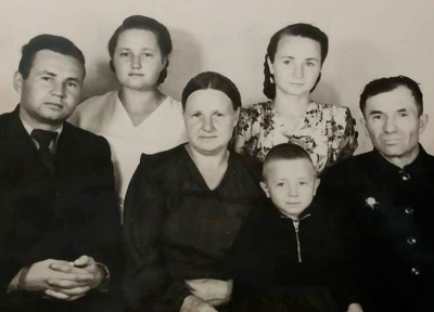 Полев И.Г. с женой и детьми