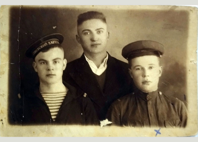Нечитаев Ф.А. (Крайний справа). В 16 лет убежал на фронт