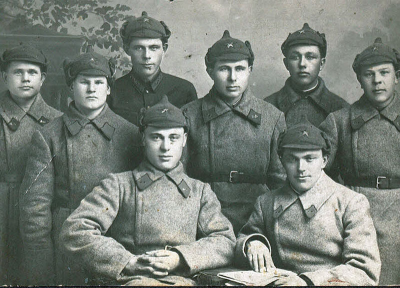 Сержант Вахонин Василий Ксенофонтович, 2 ряд слева, 1932-33 гг.