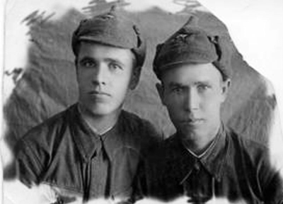 Первая фотография с фронта. Справа Скрипников В.А