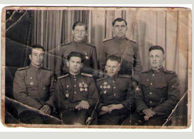 Исайченко В.Н. с сослуживцами (нижний ряд, второй слева)