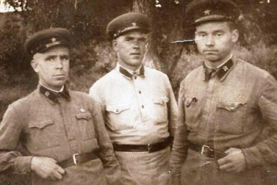 С боевыми друзьями. Стельмах А.Р. первый слева.