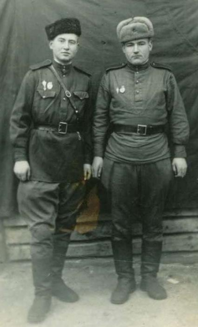 28.12.44 ст. слева Асмолков И. С. с другом Тимошковым И.