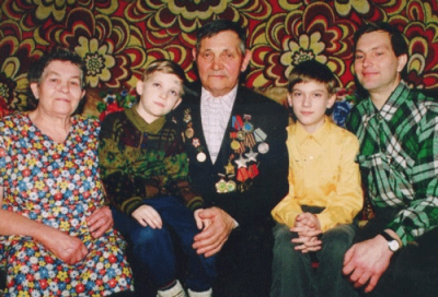 Мокрушев У. А.  15 января 2005 г. В окружении родных