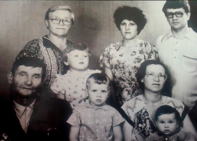 Федина М.И. с семьей (верхний ряд слева)