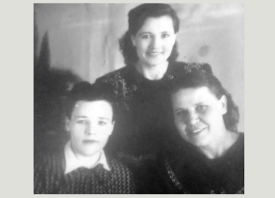 Федина М. И. с подругами (слева внизу)