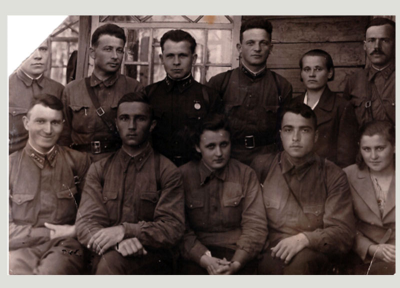 1941 год. Василий Мудрак &ndash; в нижнем ряду второй слева. &laquo;Это вот мои боевые друзья и подруги&raquo;.