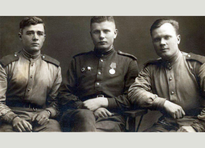 Борисенко Алексей Михайлович (военное фото, крайний слева)