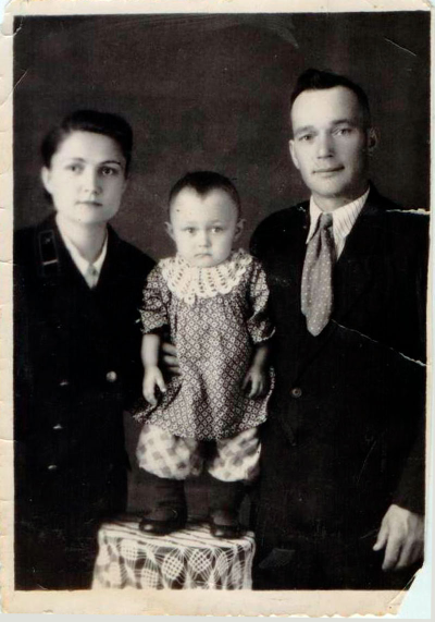 Шепелев Г.А. и Шепелева М.С. с дочерью Тамарой