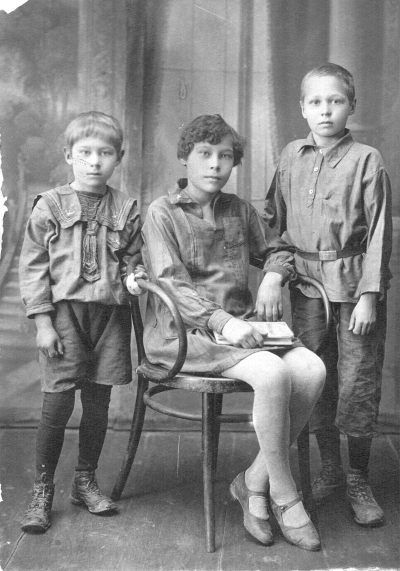 Галя Попова с братьями. Галя &ndash; ученица 6 класса, г. Анжеро-Судженск, 1935 г.