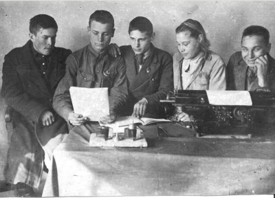C членами литературного кружка при Тисульской средней школе, п. Тисуль, 1940 г. (Галя Попова вторая справа)