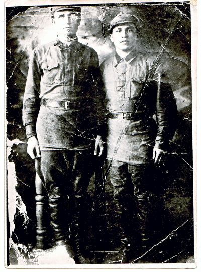 Зайцев Николай Ксенофонтович (слева), дата и место фотографии неизвестны, как и личность второго военнослужащего