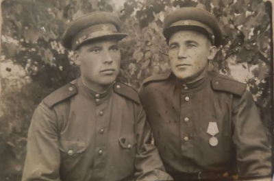 Прибытков Алексей Егорович (справа) 1943 г.
