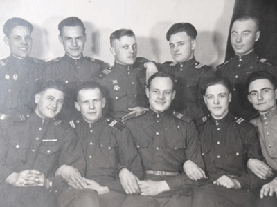 1946 год Германия. 1 ряд в центре Постников П.А.